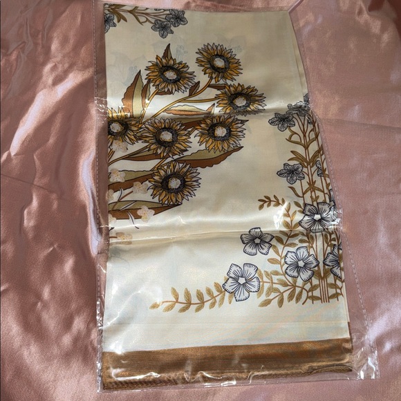 ✨ House of Aybar Scarf Edit ✨ - Picture 5 of 5